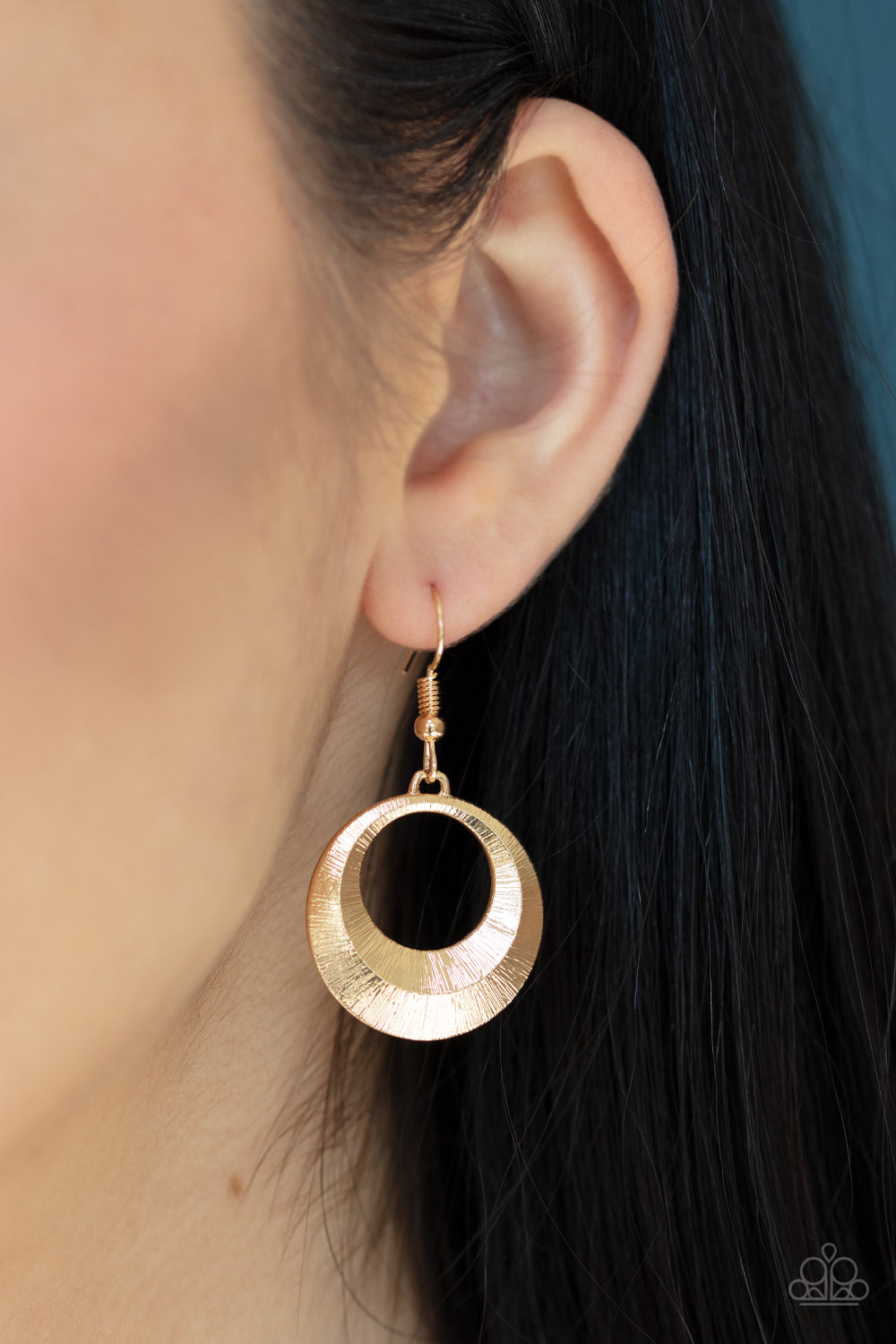 Egyptian Eclipse Gold Necklace & Earrings - Paparazzi Accessories
Featuring a blinding scratch finish, two beveled gold circular frames swing from the bottom of a bowing gold rod, creating an edgy stacked pendant down the chest. Features an adjustable clasp closure.
Sold as one individual necklace. Includes one pair of matching earrings.
Paparazzi Accessories are Lead & Nickel Free.
