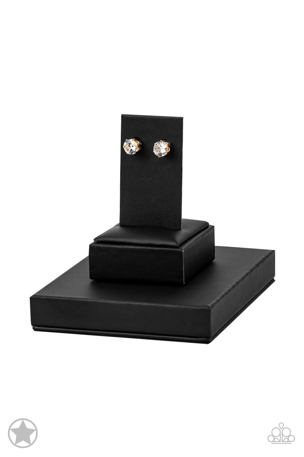 Just In TIMELESS - Gold Earrings - Paparazzi Accessories
A sparkling white rhinestone is nestled inside a classic gold frame for a timeless look. Earring attaches to a standard post fitting. Sold as one pair of post earrings.