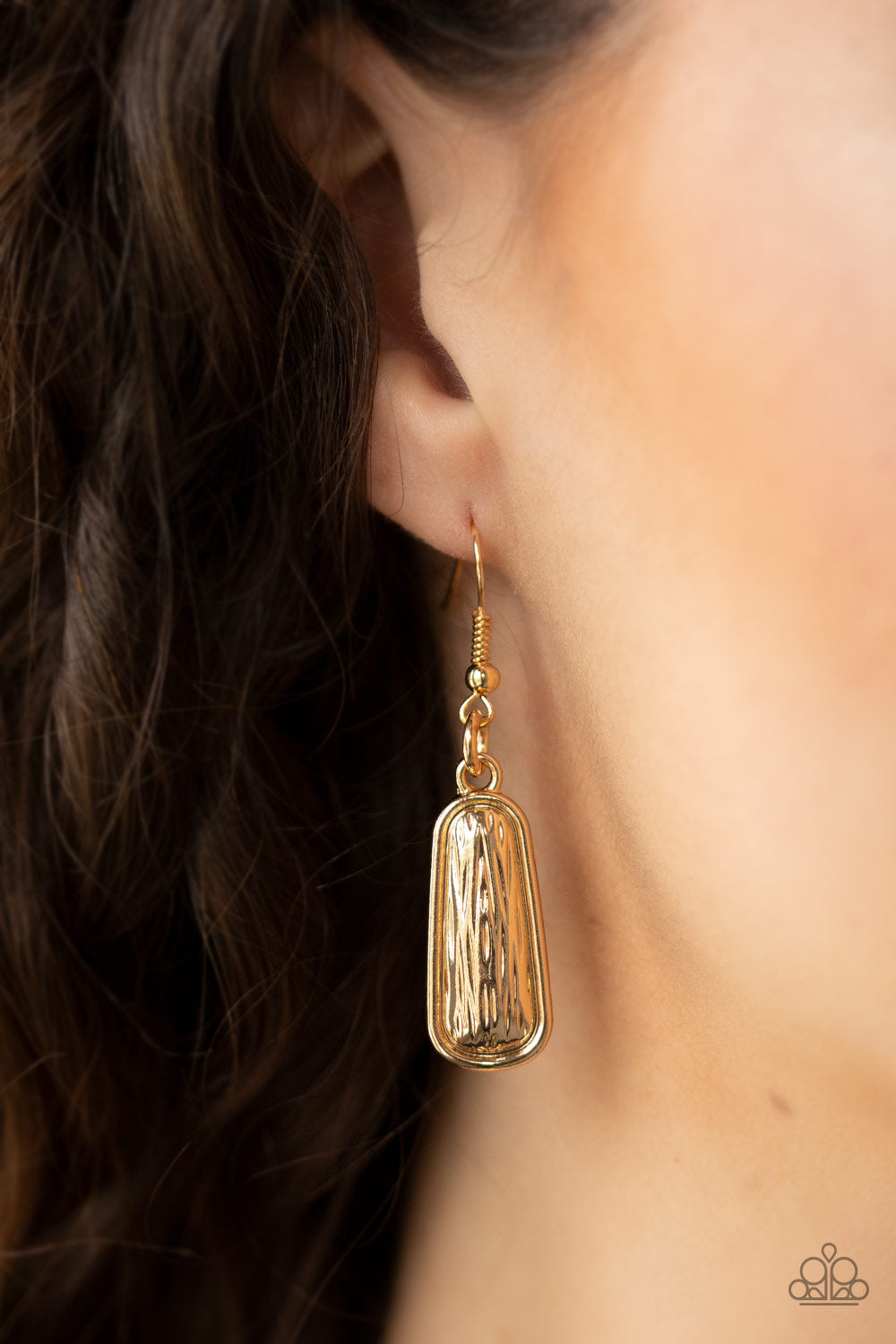 MANE Up - Gold Necklace - Paparazzi Accessories - Featuring smooth and etched finishes, a collection of glistening gold plates link below the collar, creating a blinding fringe. Features an adjustable clasp closure. Sold as one individual necklace. Includes one pair of matching earrings.