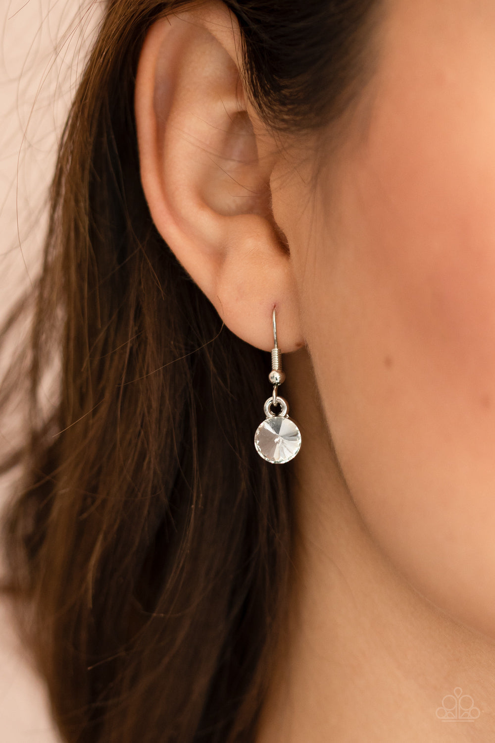 Gorgeously Glacial - White and Silver Necklace & Earrings - Paparazzi Accessories - 
Featuring mismatched round, oval, and square cuts, a glittery row of dramatically oversized white rhinestones delicately link below the collar for an icy finish. Features an adjustable clasp closure.
Sold as one individual necklace. Includes one pair of matching earrings.
